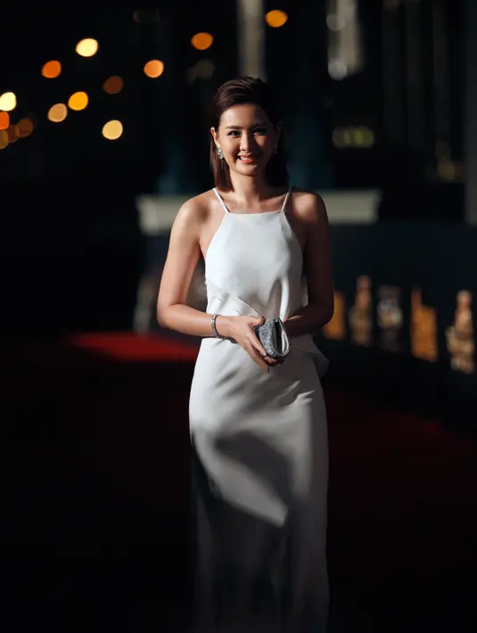 Aktris asal Taiwan, Amber An berjalan sambil tersenyum kepada awak media saat menghadiri malam penganugerahan Asian Film Awards 2016 di Macau, China, (17/3). Asian Film Awards diadakan setiap tahun sejak 2007. (AFP/ISAAC LAWRENCE)