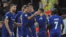 Para pemain Chelsea merayakan gol yang dicetak oleh Emerson Palmieri ke gawang Liverpool pada laga Piala Liga Inggris di Stadion Anfield, Rabu (26/9/2018). Liverpool takluk 1-2 dari Chelsea. (AP/Rui Vieira)