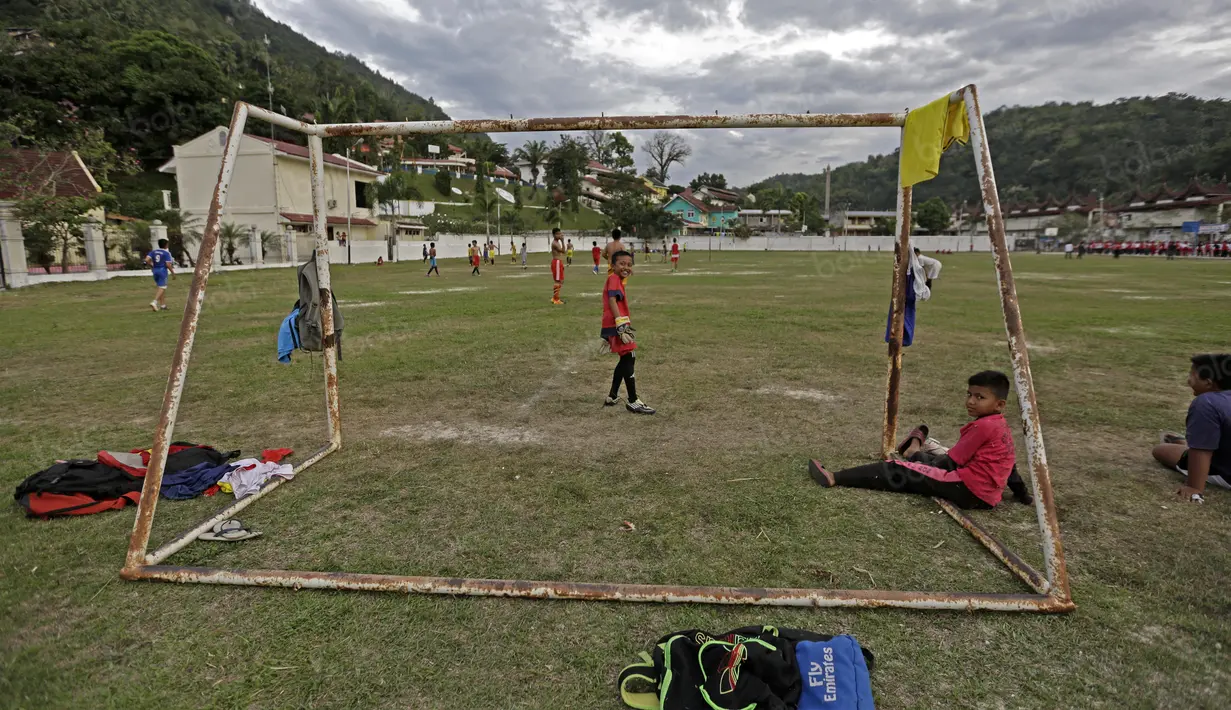Anak-anak SSB PS TAL Sawahlunto terlihat santai saat berlatih di Stadion Tanah Lapang Ombilin, Sawahlunto, (8/11/2016). (Bola.com/Nicklas Hanoatubun)