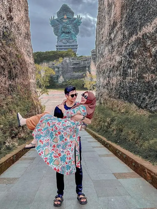 Ria Ricis mengenakan long dress bermotif flower dipadukan pants coral dengan kerudung cokelat. Ia pun menghabiskan akhir tahun bersama sang suami di Bali. Dok. riaricis1795