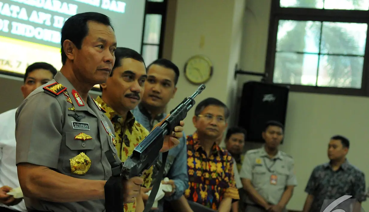 Kapolri Jenderal Polisi Sutarman mengatakan dari 14 bengkel ilegal yang dibongkar, masing-masing bengkel mampu membuat 2 pucuk senjata api dalam sehari, Jakarta, Jumat (7/11/2014) (Liputan6.com/Faisal R Syam)