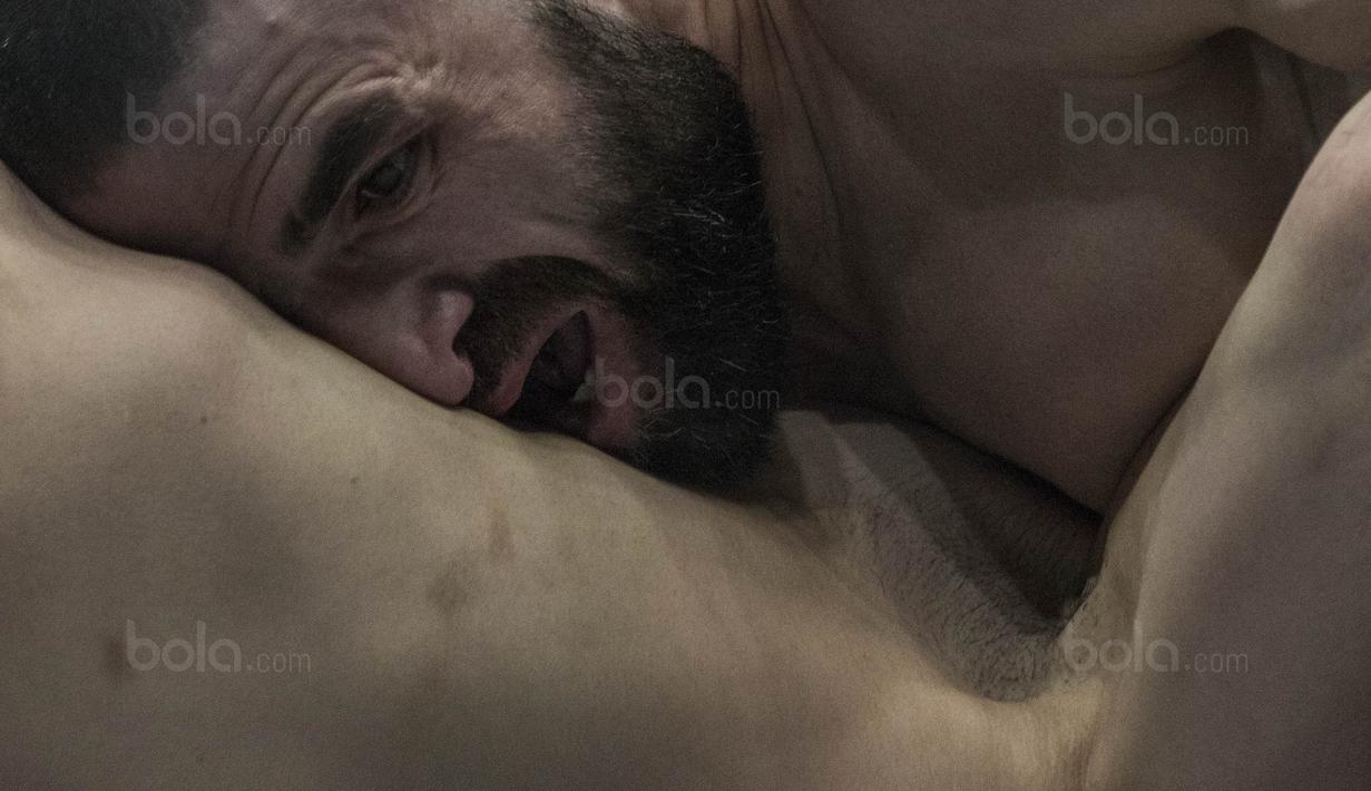 Petarung Rusia, Yusup Saadulaev, mengunci petarung Jepang, Masakazu Imanari, saat laga One Championship di JCC Senayan, Jakarta, Sabtu (20/1/2018). Saadulaev berhasil mengalahkan Masakazu. (Bola.com/Vitalis Yogi Trisna)