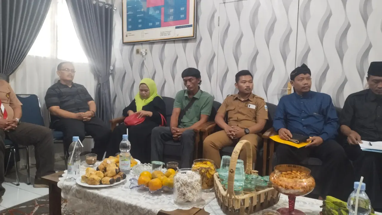 Para perwakilan kedua sekolah SMPN di Garut, KPID Tasikmalaya, para orang tua pelaku dan korban saat melakukan mediasi dalam kasus aksi perundungan siswa SMPN di Garut. (Liputan6.com/Jayadi Supriadin)