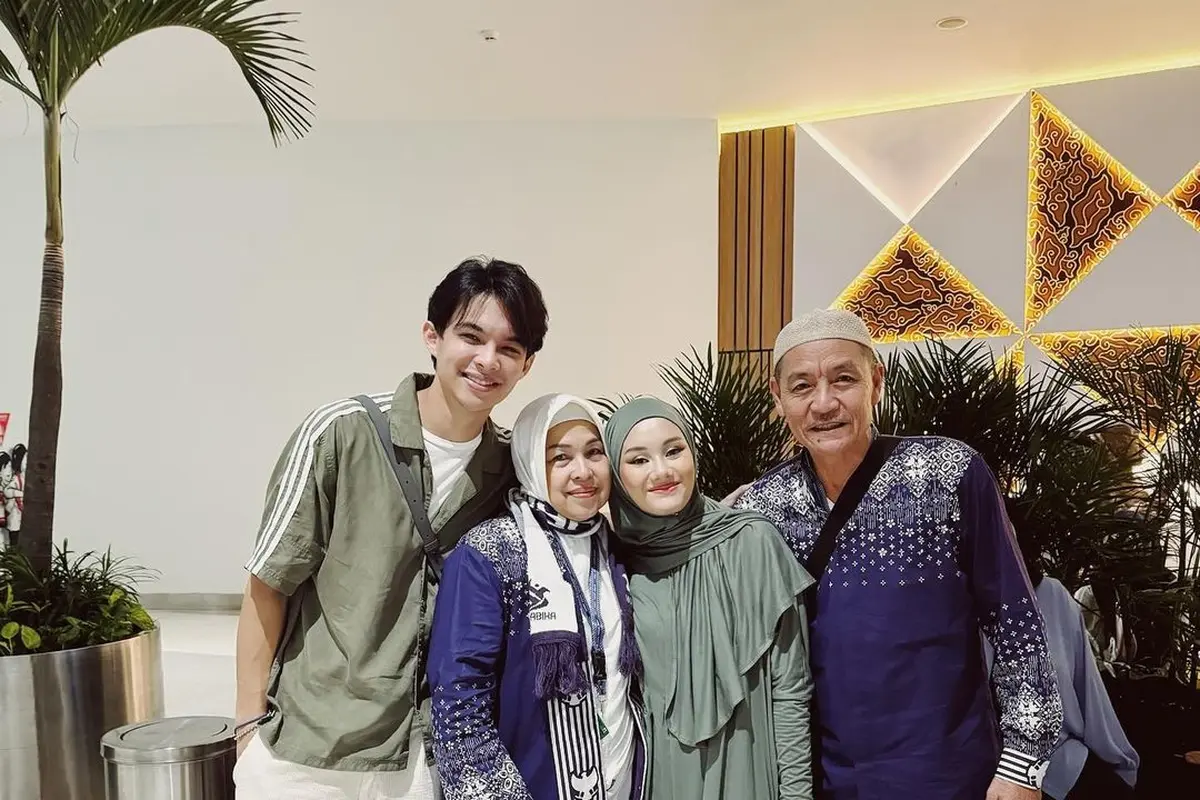 Potret Rey Mbayang dan Dinda Hauw antar orang tua pergi haji (Sumber: Instagram/@rey_mbayang)