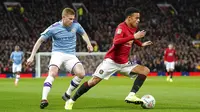 Penyerang Manchester United, Mason Greenwood, berusaha melewati gelandang Manchester City, Kevin De Bruyne, pada laga Piala Liga Inggris di Stadion Old Trafford, Rabu (8/1/2020). Manchester United kalah 1-3 dari Manchester City. (AP/Jon Super)