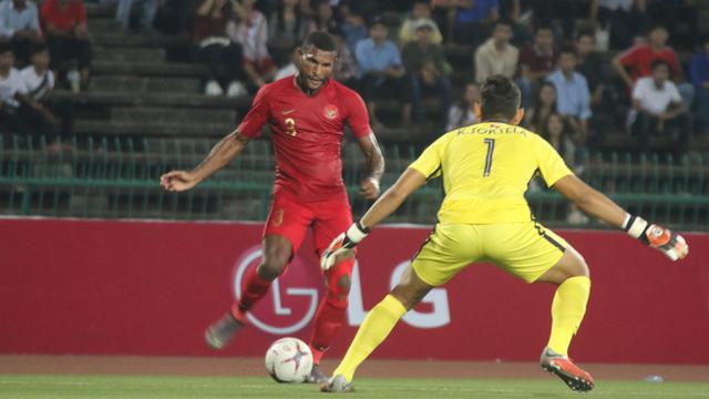 Striker Timnas Indonesia U-22, Marinus Wanewar, mengontrol bola saat melawan Kamboja U-22. (Bola.com/Zulfirdaus Harahap)