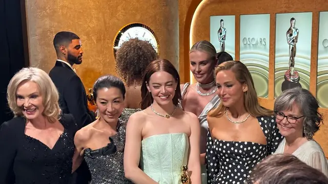Penyerahan Piala Oscar kepada Emma Stone oleh Michelle Yeoh dan Jennifer Lawrence. [Foto: Instagram/michelleyeoh_official]