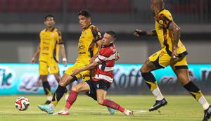 Pemain belakang Persija Jakarta, Van Basty Sousa E Silva (kedua kiri) menahan laju Jordy Hendrik Nicolaus Wehrmann (Madura United) saat pertandingan lanjutan BRI Super League 2025/2026 di Stadion Gelora Ratu Pamelingan, Pamekasan, Madura, Jawa Timur, Jumat (24/10/2025). (Bola.com/Abdul Aziz)