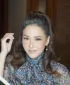 Maia Estianty memiliki kutipan yang dipopulerkannya 'Makin tua makin bahagia' yang juga ditunjukkan dengan mengekspos rambut memutihnya (Foto: Instagram @maiaestiantyreal)