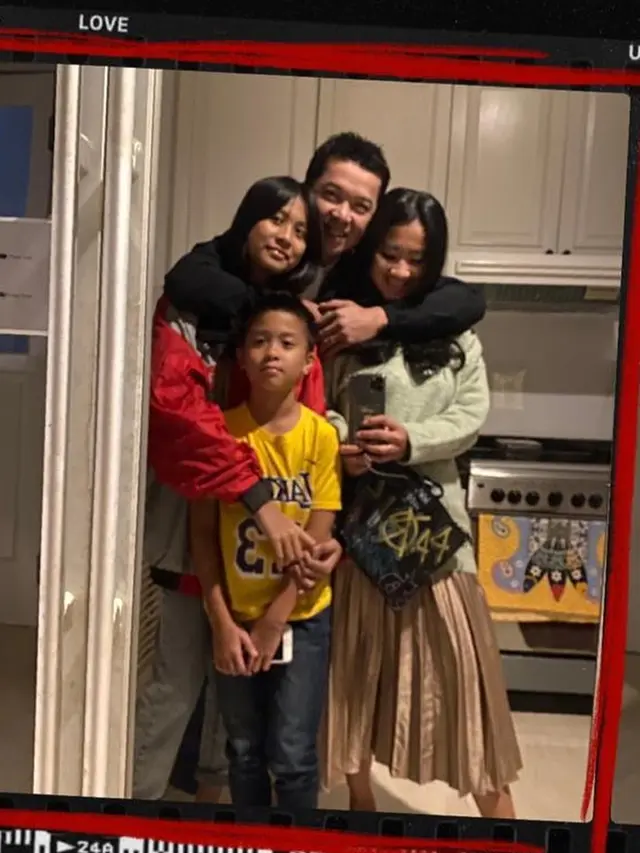 Jarang Tersorot, Ini 6 Potret Harmonis Keluarga Taufik Hidayat dan Istri