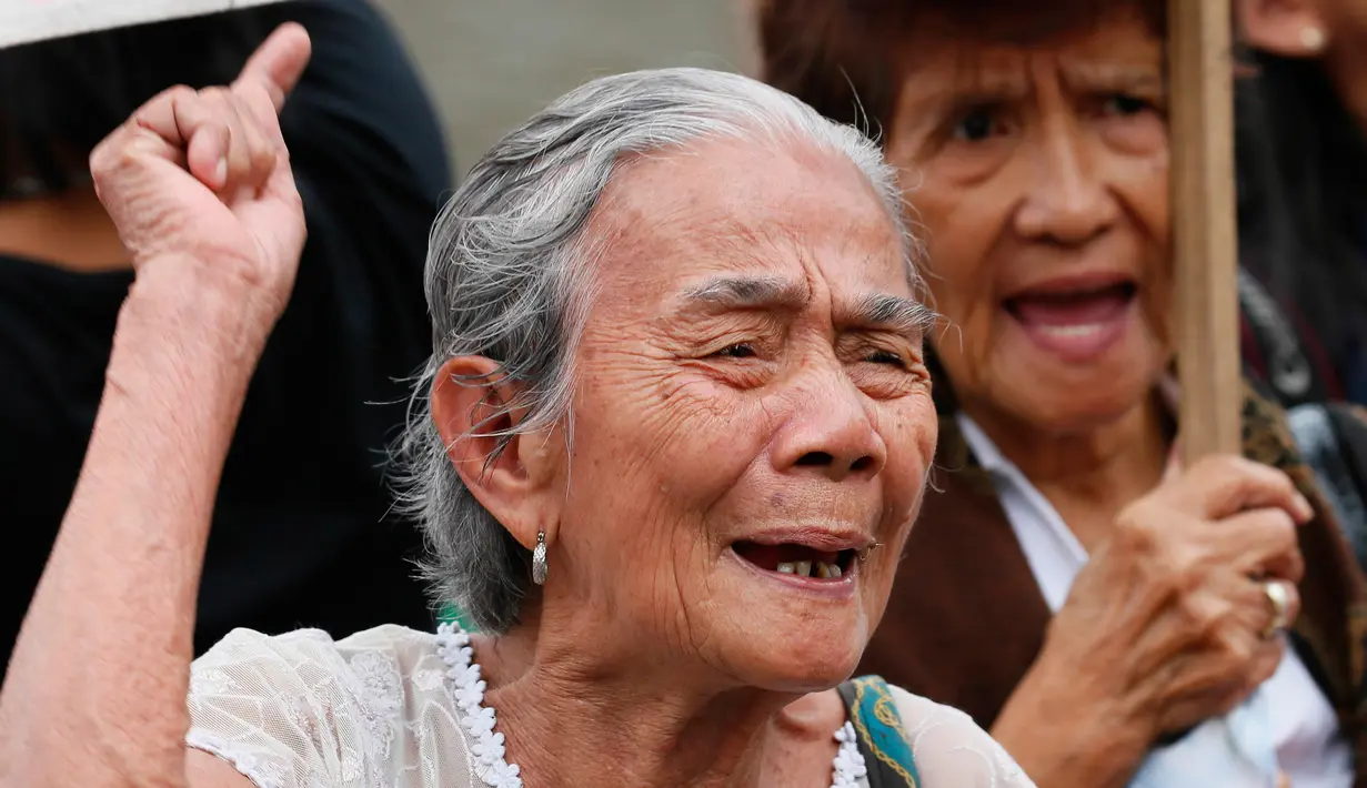 Wanita lansia yang menjadi korban budak seks Perang Dunia II ini menolak kedatangan PM Jepang Shinzo Abe selama 2 hari di Filipina, Kamis (12/1). (AP Photo/Bullit Marquez)