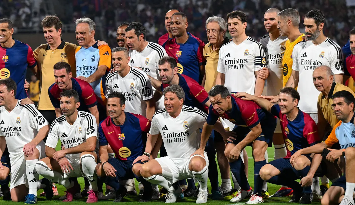 Pelatih Timnas Indonesia, Patrick Kluivert (tengah) berfoto bersama dengan para legenda Barcelona dan legenda Real Madrid dalam laga persahabatan yang berlangsung di DY Patil Stadium, Navi Mumbai, India. (AFP/Punit Paranjpe)