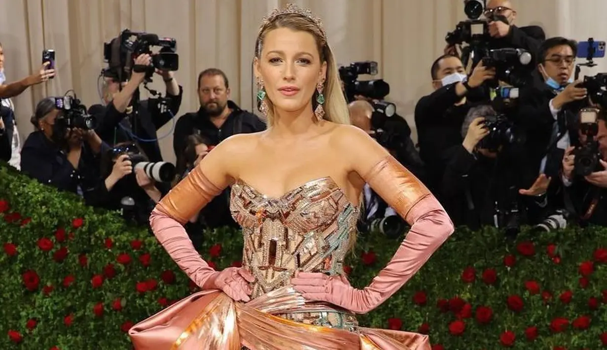 <p>Blake Lively tampil memukau di Met Gala 2022 berkat gaun Atelier Versace yang dapat berubah warna.&nbsp;(Instagram/metgalaofficial).</p>
<div id="gtx-trans" style="position: absolute; left: 37px; top: 46.6667px;">&nbsp;</div>