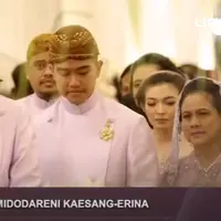 Keluarga Kaesang Pangarep dan keluarga Erina Gudono tampil kompak serba lilac di malam midodareni. (Tangkapan Layar YouTube Merdeka.com).