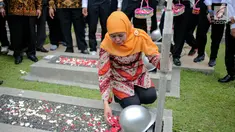 Menteri Sosial Khofifah Indar Parawansa menaburkan bunga di salah satu makam pahlawan di Taman Makam Pahlawan Kalibata, Jakarta, Senin (2/10). Mensos mengajak 50 santri penghafal Alquran untuk mendoakan para pahlawan nasional. (Liputan6.com/Faizal Fanani)