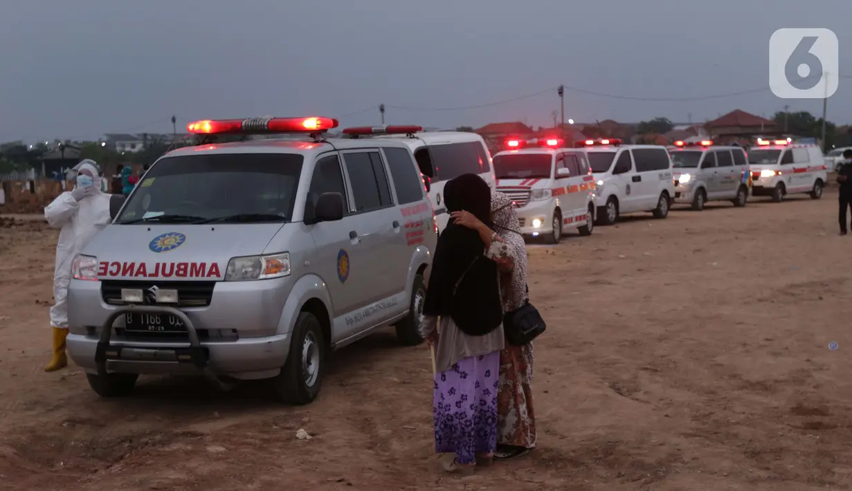 Antrean ambulance berisi jenazah yang akan dimakamkan dengan protokol COVID-19 di TPU Rorotan, Jakarta, Senin (5/7/2021). Berdasar data petugas, hingga Senin (5/7) pukul 18.00 WIB sudah 90 jenazah dimakamkan dengan protokol COVID-19 di TPU Rorotan. (Liputan6.com/Helmi Fithriansyah)