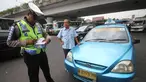 Sejumlah taksi terjaring razia saat operasi zebra oleh kepolisian di kawasan Kampung Melayu, Jakarta, Jumat (5/12/2014). (Liputan6.com/Faizal Fanani)
