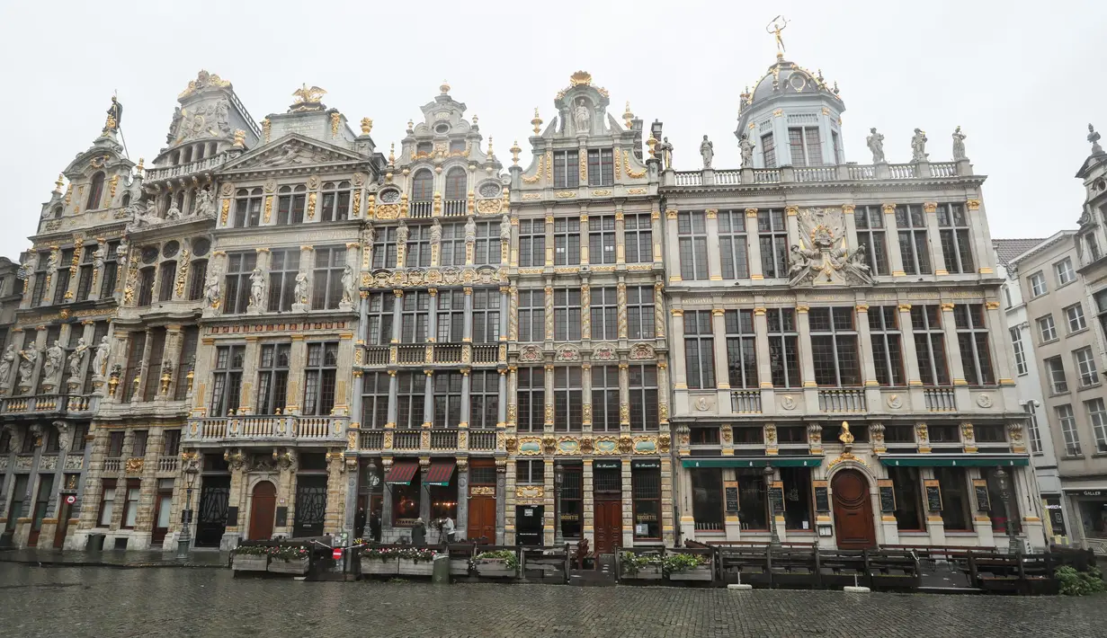 Segelintir orang terlihat di Grand Place di Brussel, Belgia (2/11/2020). Mulai 2 November, Belgia menerapkan lockdown (karantina wilayah) yang lebih ketat, dengan sejumlah aturan diberlakukan di seluruh negara tersebut untuk memerangi COVID-19. (Xinhua/Zheng Huansong)