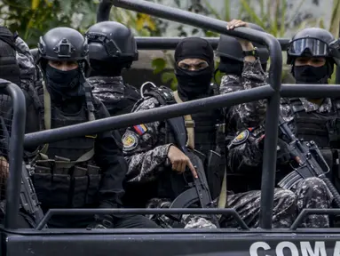 Anggota Bolivarian National Intelligence Service (SEBIN) berpatroli untuk menangkap Oscar Perez di Caracas, Venezuela, Senin (15/1). Oscar Perez merupakan pilot yang menjatuhkan granat di Mahkamah Agung (MA) Venezuela tahun lalu. (AFP PHOTO/JUAN BARRETO)