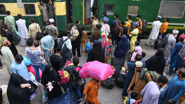 Mudik Idul Fitri 1447 Hijriah, Warga Pakistan Berbondong-bondong Padati Stasiun Kereta