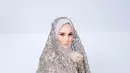 Lewat pemotretan terbarunya, Mulan Jameela tampil memesona dalam balutan dress warna abu-abu yang mewah dan hijab. (Instagram/mulanjameela1).