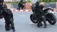 Tentara bersiap melakukan penyerbuan dalam simulasi anti-terorisme di provinsi Nonthaburi, Thailand, Selasa (29/10/2019). Simulasi tersebut latihan untuk antisipasi ancaman teorirsme menjelang Konferensi Tingkat Tinggi (KTT) ke-35 ASEAN akan digelar di Thailand pada 2-4 November. (AP/Sakchai Lalit)