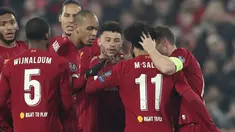 Gelandang Liverpool, Alex Oxlade-Chamberlain (ketiga kanan) berselebrasi dengan rekan-rekannya usai mencetak gol ke gawang KRC Genk pada pertandingan lanjutan Grup E Liga Champions di Stadion Anfield, Inggris (5/11/2019). Liverpool menang tipis 2-1 atas Genk. (AP Photo/Jon Super)