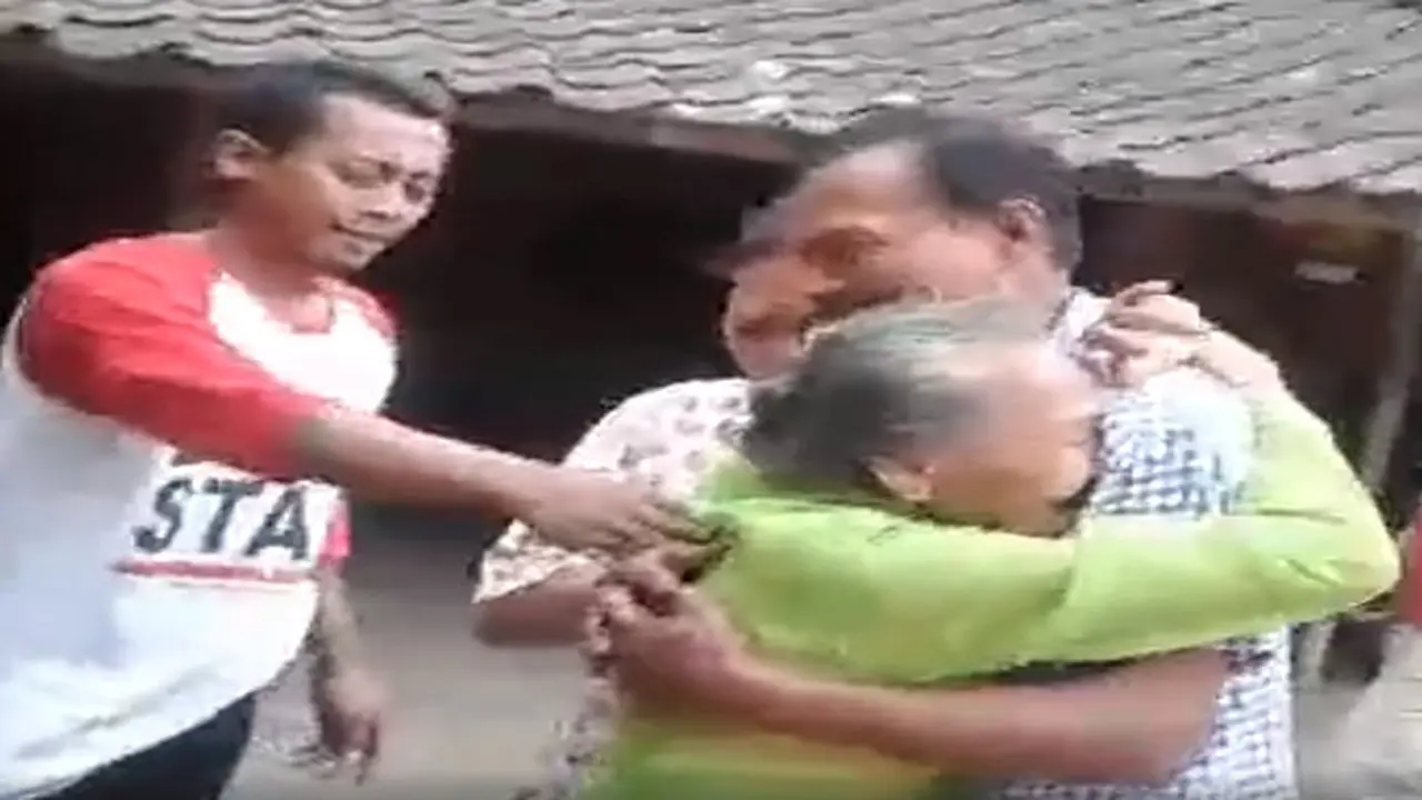 Mengharukan: Ibu dan Anak Bertemu Setelah 35 Tahun Berpisah