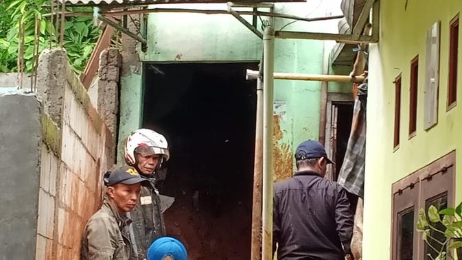 Proses penyelamatan korban longsor di Depok, Rabu (1/1/2020). (foto: Dinas Pemadam Kebakaran Kota Depok)
