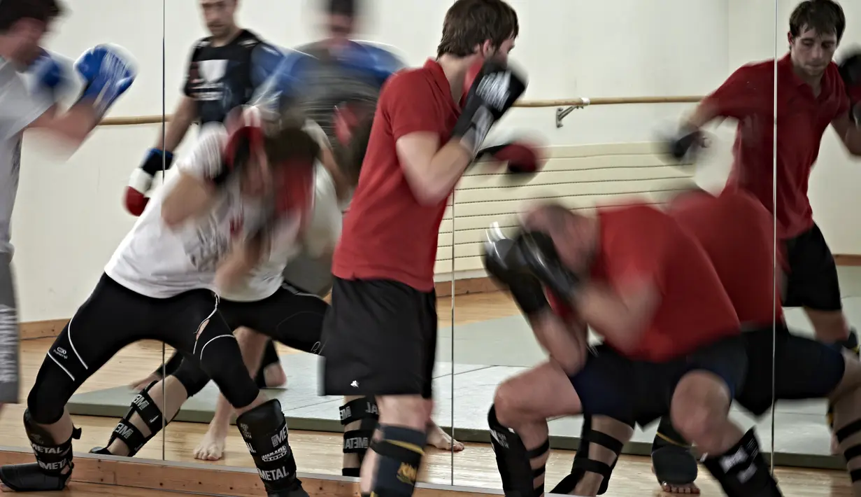 Beberapa siswa Ecole Normale Supérieur (ENS) berlatih tarung bebas atau MMA (Military Mixed Martial Arts) dengan serius di Gymnasium ENS, Lyon, Prancis, (10/3/2016). (AFP/Jean-Philippe Ksiazek)