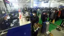 Penumpang mengantre untuk melewati bea cukai setelah tiba di Bandara Internasional Hangzhou Xiaoshan di provinsi Zhejiang timur China (8/1/2023). China mencabut persyaratan karantina untuk pelancong yang datang pada (8/1), mengakhiri isolasi yang diberlakukan sendiri selama hampir tiga tahun bahkan saat negara tersebut berjuang melawan wabah lonjakan kasus Covid-19. (AFP/STR)