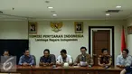 Ketua Komisi Penyiaran Indonesia (KPI), Yuliandre Darwis (ketiga kanan) mengikuti penyerahan Izin Penyelenggaraan Penyiaran (IPP) kepada 10 stasiun televisi swasta secara nasional di kantor KPI, Jakarta, Jumat (14/10). (Liputan6.com/Gempur M Surya)