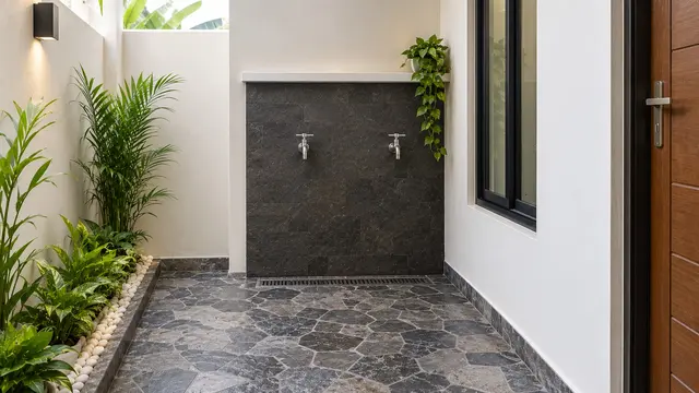 Desain Tempat Wudhu di Samping Rumah dengan Lantai Batu Bertekstur