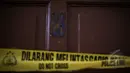 Pintu kamar kos tempat terbunuhnya Deudeuh Alfisahrin telah diberi garis polisi, Jakarta, Rabu (15/4/2015). Rumah kos Boarding House di kawasan Tebet tampak sepi pasca terbunuhnya Deudeuh. (Liputan6.com/Faizal Fanani)