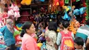 Pengunjung melihat boneka yang dijajakan oleh para pedagang di Ragunan, Jakarta, Minggu (27/12/2015). Pedagang mengaku omset penjualan pada Libur Natal kali ini melonjak 3x lipat dari pada biasanya. (Liputan6.com/Helmi Afandi)