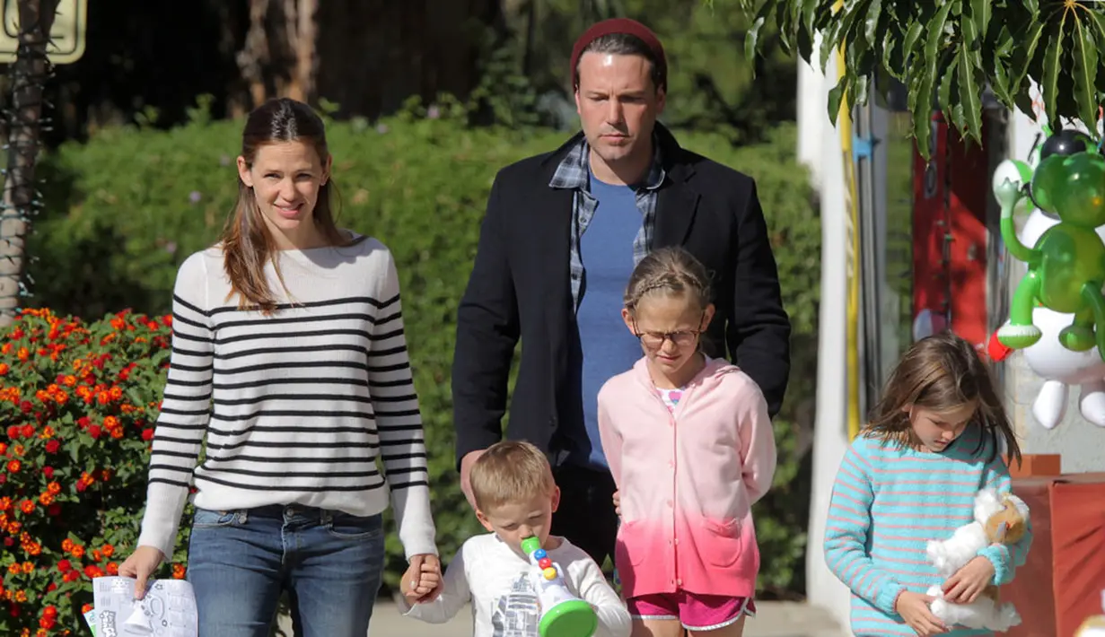 Dilansir dari E! News, keduanya pun kerap merayakan hari libur dan bahkan liburan bersama. (TheCelebrityauction.co)