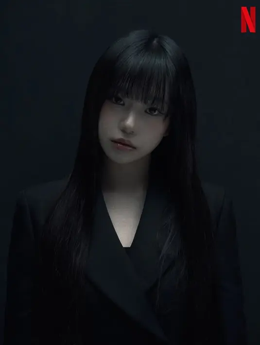 Jo Yuri sebagai Jun-hee Pemain 222 tampil mengenakan blazer hitam dengan inner tanktopnya. [@netflixkr]