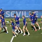 Pemain Slovakia berlari saat sesi latihan di Stadion La Cartuja, Seville, Spanyol, Selasa (22/6/2021). Slovakia akan menghadapi Spanyol pada pertandingan Grup E Euro 2020, Rabu 23 Juni 2021. (Jose Manuel Vidal/Pool via AP)