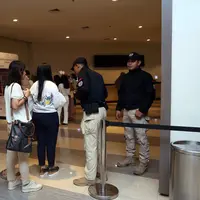 Acara yang berlokasi di The Kasablanka Kota Kasablanka, Jakarta Selatan, Sabtu (20/5/2017) tentunya akan menjadi momen bersejarah bagi masyarakat yang menyaksikan kehadiran idolanya dengan melakukan berbagai hal. (Nurwahyunan/Bintang.com)