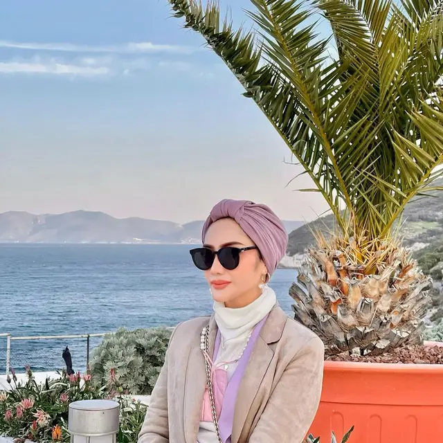 Potret 6 Artis Indonesia saat Pakai Turban, Putri Anne Curi Perhatian