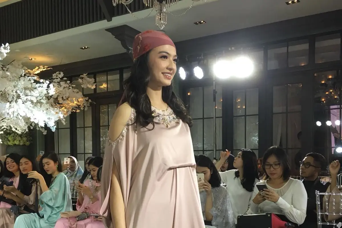 [Bintang] Fashionable Ramadan 2018, Raline Shah Berkolaborasi dengan Brand Lokal dan E-Commerce Ini