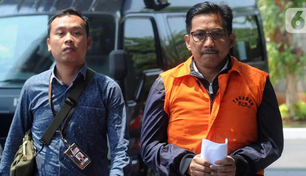 Mantan anggota DPR Bowo Sidik Pangarso tiba untuk pemeriksaan  di gedung KPK, Jakarta, Kamis (24/10/2019). Bowo Sidik diperiksa terkait pengembangan kasus suap kerja sama pengangkutan bidang pelayaran antara PT Pupuk Indonesia Logistik dan PT Humpuss Transportasi Kimia. (merdeka.com/Dwi Narwoko)