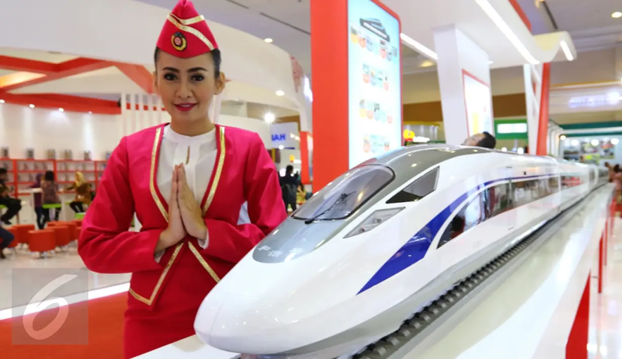 Model berdiri di samping kereta cepat Jakarta-Bandung saat Indonesia Bussiness and Development Expo 2016 di, Jakarta, Kamis (8/9). PT Kereta Cepat Indonesia-Cina menargetkan pembangunan beroperasi pada 2019. (Liputan6.com/Fery Pradolo)