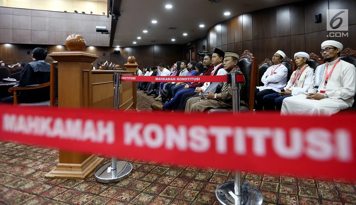 Perwakilan ormas mengikuti sidang perdana Pengujian Undang - undang (UU) Ormas, di Gedung Mahkamah Konstitusi, Jakarta, Rabu (26/7). (Liputan6.com/Johan Tallo)