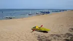 Pemandangan pantai tanpa orang di Sanur, Bali, Kamis (14/10/2021). Mulai hari ini, Bali kembali dibuka untuk wisatawan mancanegara dari 19 negara di tengah pandemi COVID-19. (SONY TUMBELAKA/AFP)