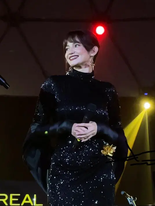 Enzy Storia memancarkan pesona glamor dalam pesta yang digelar pada malam hari itu. Tak hanya busananya, tetapi juga riasannya.  [Dok/Fimela/Hilda Irach]