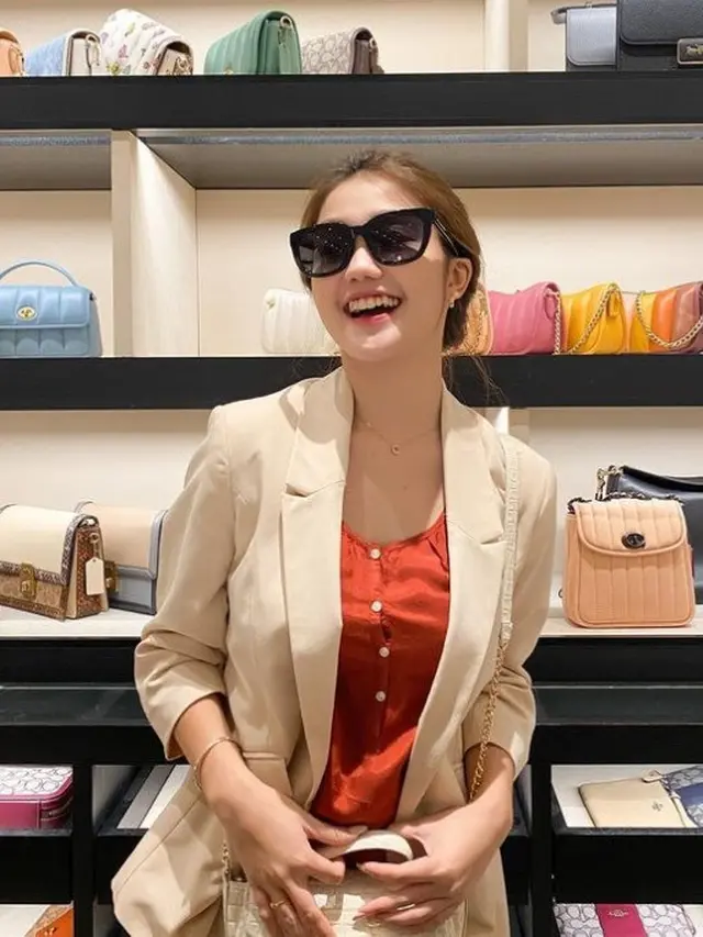 Potret Chandrika Chika memakai kacamata (Sumber: Instagram/chndrika_)