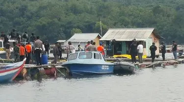 Densus 88 menggerebek terduga teroris di rumah jaring apung di waduk Jatiluhur, Jawa Barat