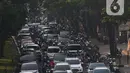Lalu lintas dipadati oleh masyarakat yang hendak menuju Jakarta untuk berbagai keperluan. Mulai dari bekerja sampai sekolah. (merdeka.com/imam buhori)