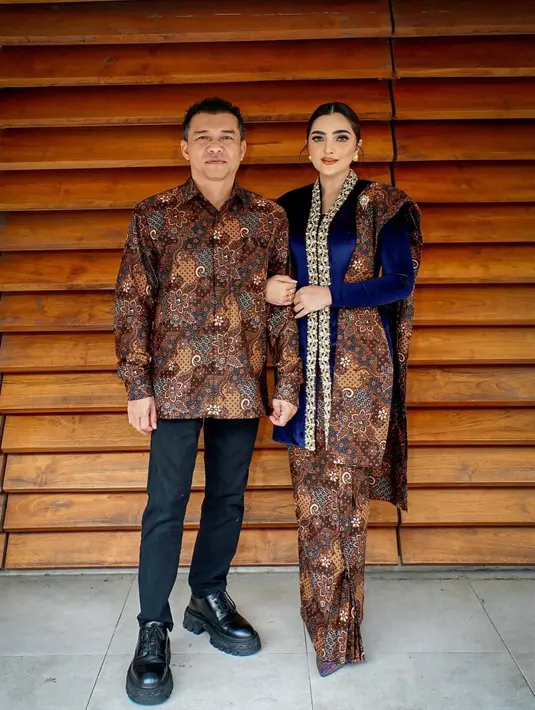 Kebaya Ashanty selalu menarik untuk disimak. Di momen kelulusan Azriel, Ashanty tampil penuh pesona mengenakan kebaya velvet biru tua dengan bordir emas yang mewah, dan padu padan kain batik, serta selendangnya yang serasi. [Foto: Instagram/ashanty_ash]